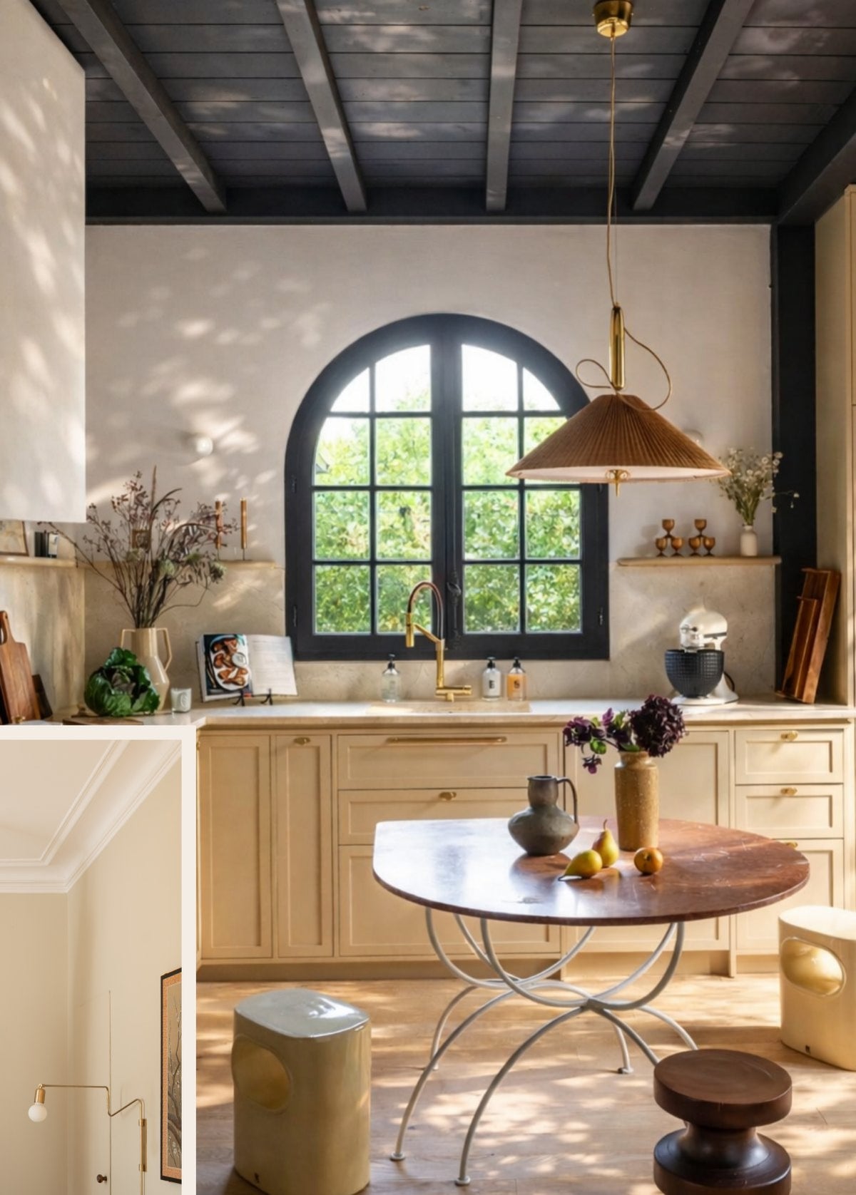 Cuisine avec fenêtre en arche, table ronde et suspension